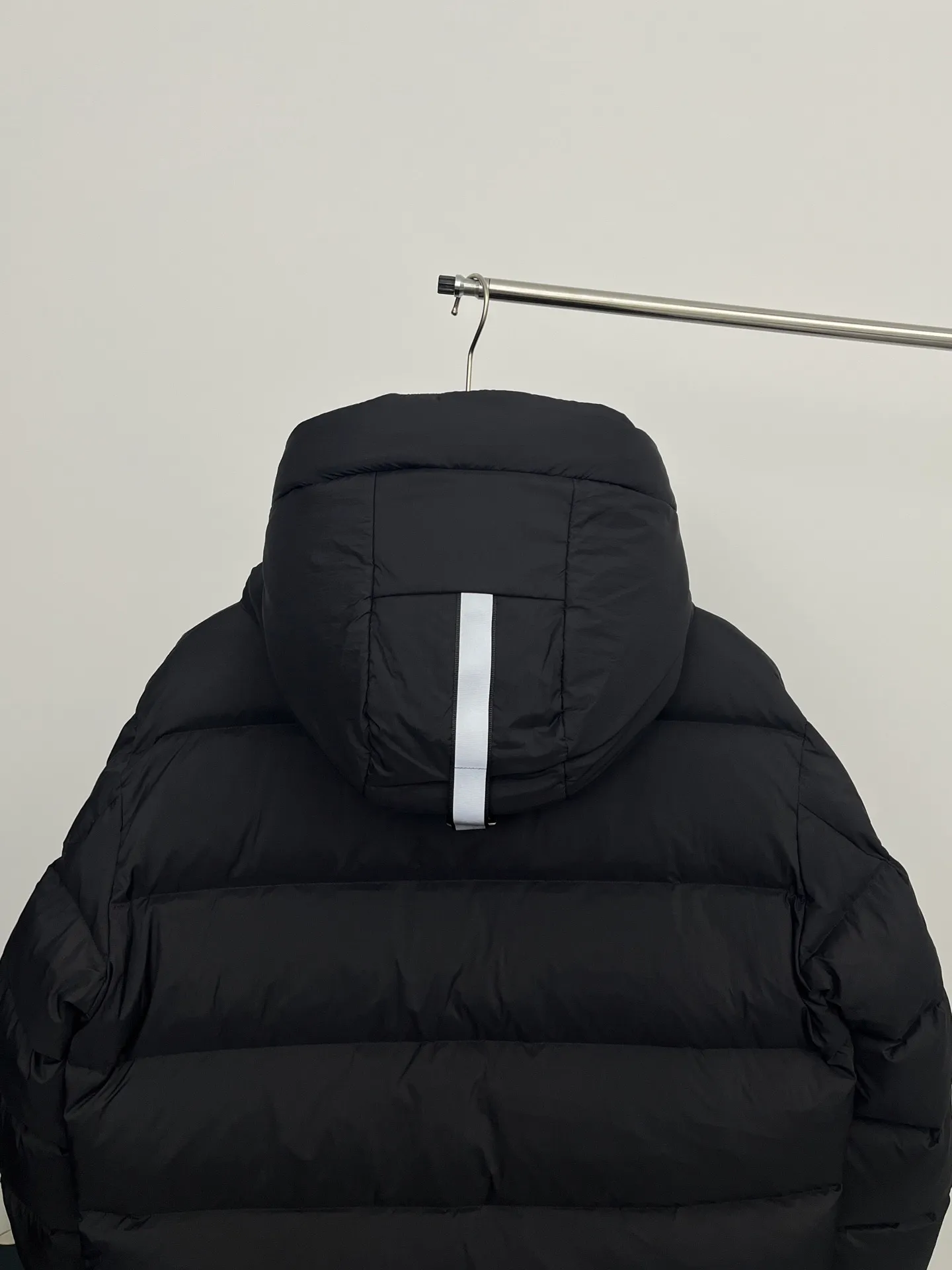 P880 CANADA GOOSE丨Ouyang Nana second generation hooded down jacket black label bread jacket for men and women, black Canada Ouyang Nana second generation latest canada goose black label is a must-have black label in the world! The latest designer styles! It has always been a favorite of fashion and is loved by fashionistas from all walks of life! Fashionable hooded cut, high-end customer-supplied fine goose down, high resilience, smooth zipper, strong and firm. Pockets on both sides can store small items, free your hands, and you can go out without worries. It can also meet the need of putting your hands in your pockets👏👏Produced by many celebrities, it can be used as a group uniform. This model uses a double-layer anti-velvet inner liner design, which has strong windproof performance and will be very warm in winter! New standard 90% goose down filling, high fluffiness, windproof hooded design. When walking outdoors, pull the collar to the highest position, put your hands in the pockets and it will be very warm. It can be easily controlled by all body types! The interior is equipped with an elastic snow skirt design for better wrapping. The simple and neat style design highlights the masculine temperament. The impeccable style is classic and never goes out of style. It is warm and practical, and it is versatile! You can enter with your eyes closed!   Filler: 90% goose down Sizes: XS S M L XL XXL